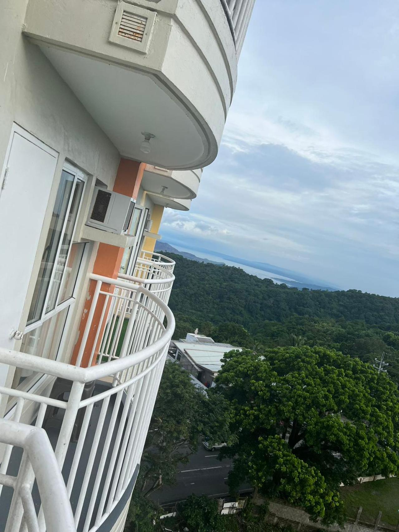 Cityland Tagaytay Taal Lake View City View Free Pool Parking Studios With Balcony Are City View Tagaytay City Buitenkant foto